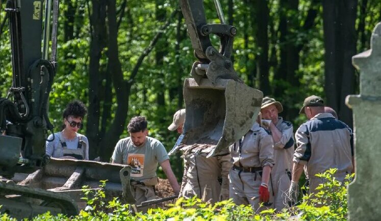 Ексгумація жертв Волинської трагедії на Тернопільщині: дослідники почали вилучення останків
