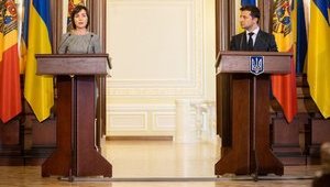 Зеленский предложил отменить загранпаспорта для поездок в Молдову