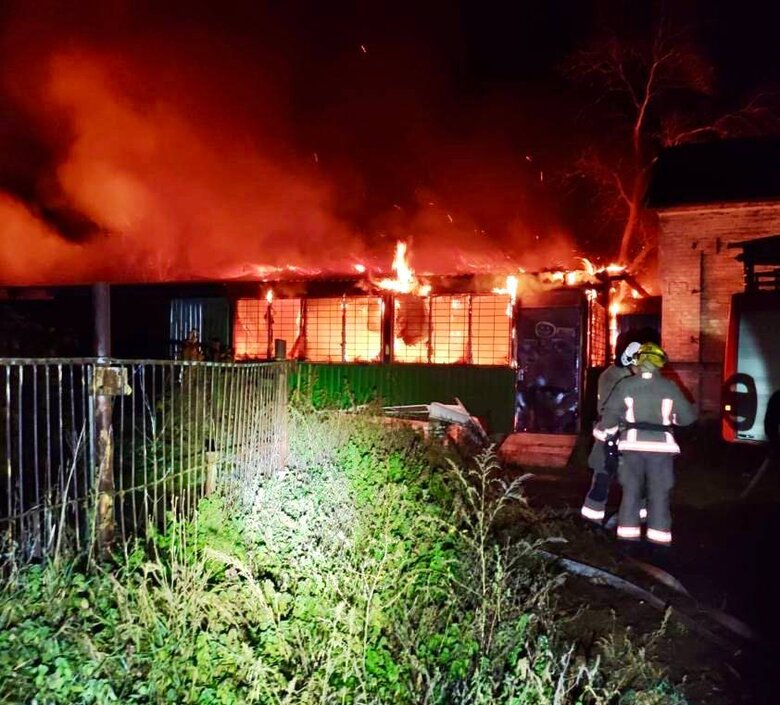 Россияне выпустили по Никополю почти 40 снарядов, повреждены жилые дома, газопровод, лицей, промышленное и транспортное предприятия 04 Россияне выпустили по Никополю почти 40 снарядов, повреждены жилые дома, газопровод, лицей, промышленное и транспортное предприятия 04