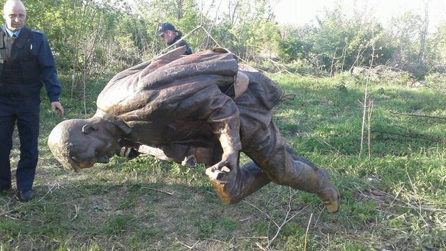 Поліція Ніжина знайшла вкрадений памятник Бернесу, - нардеп Кодола 03 Поліція Ніжина знайшла вкрадений памятник Бернесу, - нардеп Кодола 03