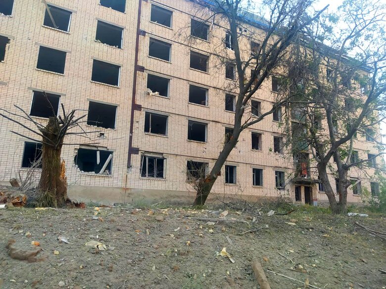 Унаслідок обстрілу Херсонщини пошкоджено житлові будинки, церкву, гуртожиток, навчальний заклад та зерносховище 09