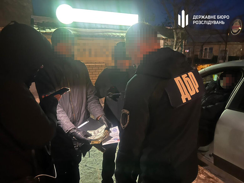 Посадовець військкомату на Одещині за гроші відмазував військовозобов’язаних від мобілізації: ДБР повідомило про підозру 03