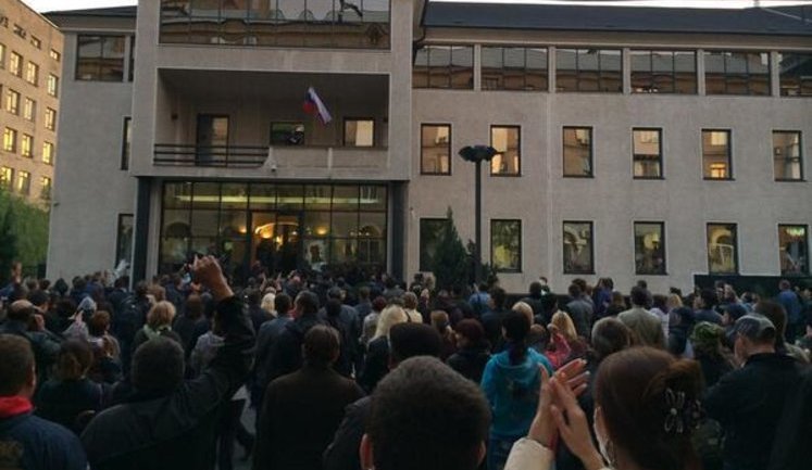 Погромщики захватили офис "Индустриального союза Донбасса". Началось мародерство. ФОТОрепортаж