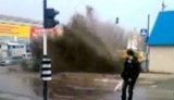 Луганские комунальщики ликвидировали фонтан из фекалий за 15 минут. Зловонную жижу убирать не стали: "Сама высохнет". + ВИДЕО.