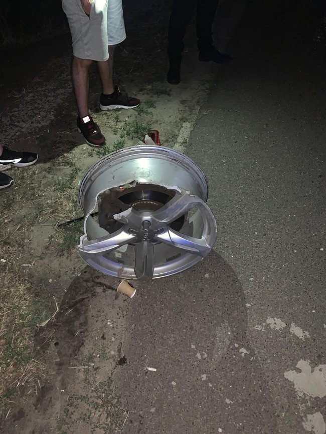 Пьяная судья Колегаева на своем Audi вылетела с дороги и чуть не сбила людей на тротуаре в Киеве 07