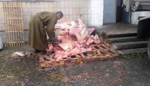 "Тушу 1968 года режут бензопилой на грязных поддонах": мобилизованный журналист показал, какое мясо дают украинским воинам в столовых. ВИДЕО