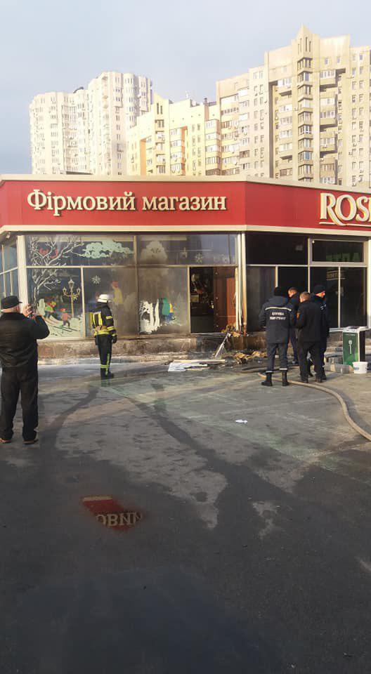 Пожежа в магазині Рошен у столиці: приміщення зайнялося зовні 02