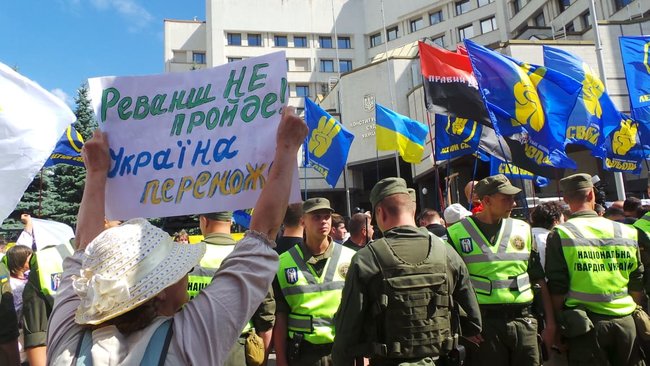 Шибениця, голова Леніна і бійки, - активісти пікетують КС з вимогою не скасовувати закон про люстрацію 17
