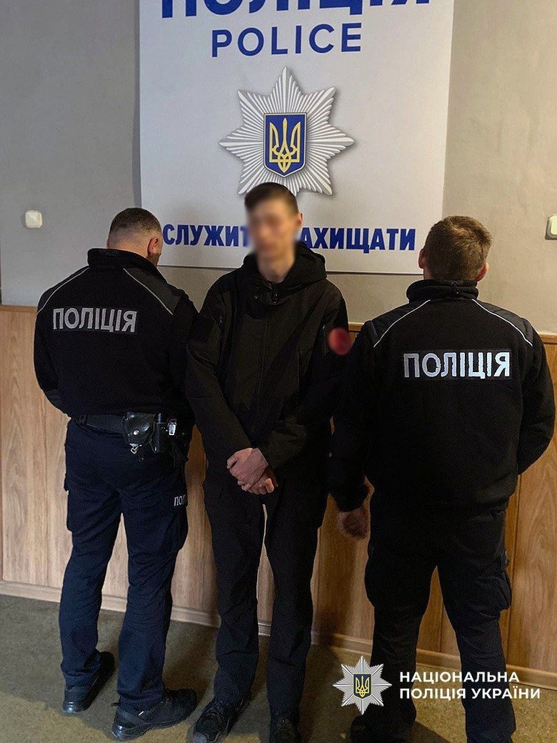 Поліція затримала двох зловмисників, які вдерлися до будинку ветерана ЗСУ та заволоділи його коштами