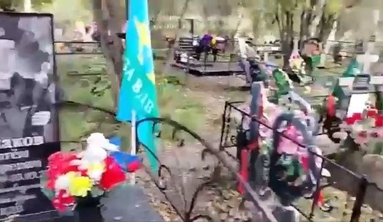 Росіянин фільмує могили земляків ліквідованих в Україні: "Погибших - тьма. Когда узнаем их количество - вся страна ужаснется". ВIДЕО