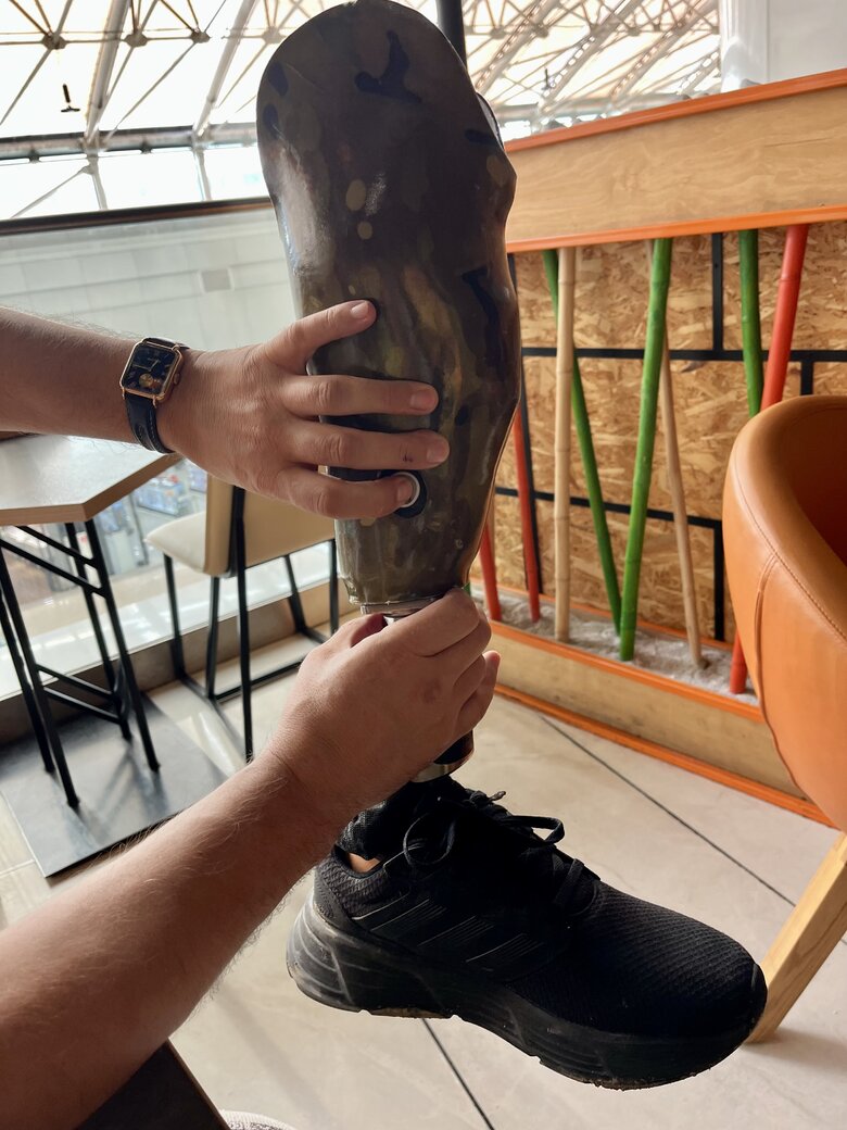 Військовослужбовець Артем Мороз: У мене влили два з половиною літри крові. Я не знаю, як я вижив 06 Військовослужбовець Артем Мороз: У мене влили два з половиною літри крові. Я не знаю, як я вижив 06