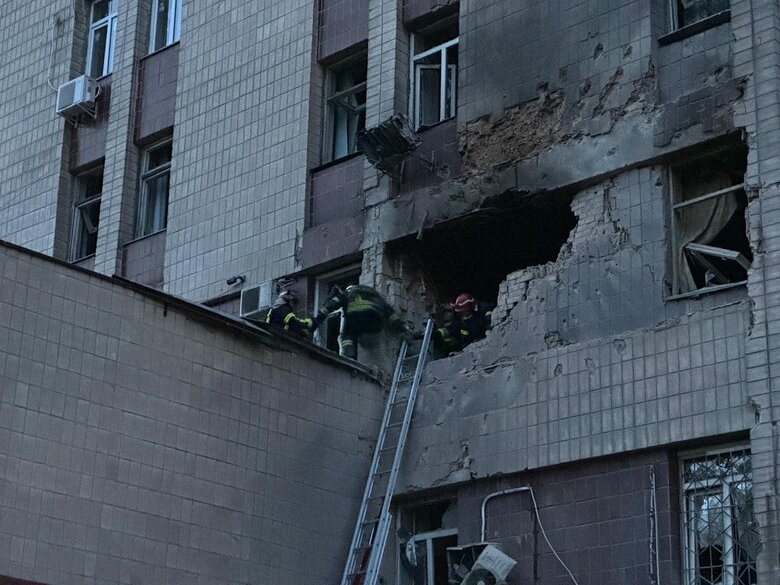 Наслідки масованої атаки дронами на Київ: загинув чоловік, двоє поранених 05