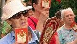 90-летие расстрела Романовых в Крыму собрало около 50 фанатов монархизма. ФОТОрепортаж.