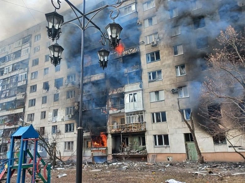 Обстріли Луганщини не припиняються ні вдень, ні вночі. Палали десятки житлових будинків, багато загиблих і постраждалих, - ДСНС 03 Обстріли Луганщини не припиняються ні вдень, ні вночі. Палали десятки житлових будинків, багато загиблих і постраждалих, - ДСНС 03