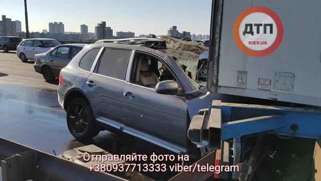 Смертельное ДТП на мосту Патона в Киеве: Porsche Cayenne влетел под фуру, пассажир погиб 01