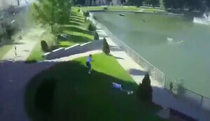 Момент влучання російських ракет в кременчуцький ТРЦ. ВIДЕО