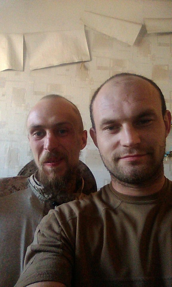 Махай, доцю, татові. Прощайся з ним, - у Ходорові добровольця Романа Федоришина, друга Федю, люди проводжали в останню путь, стоячи на колінах 11