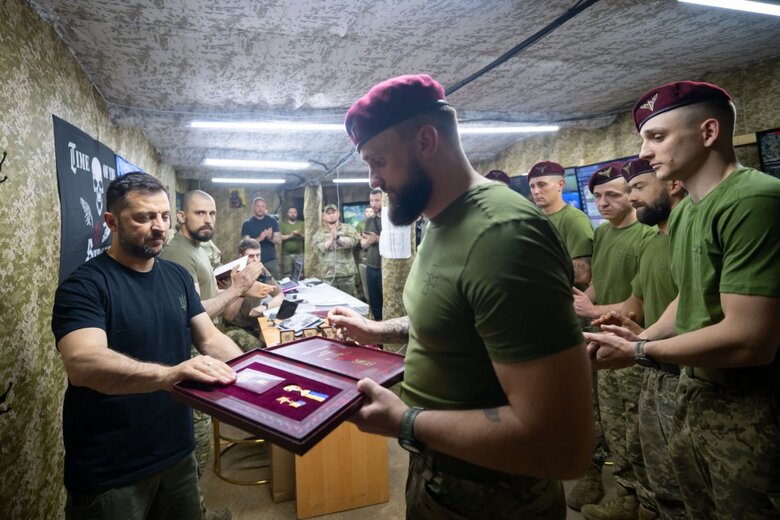Зеленський нагородив десантників