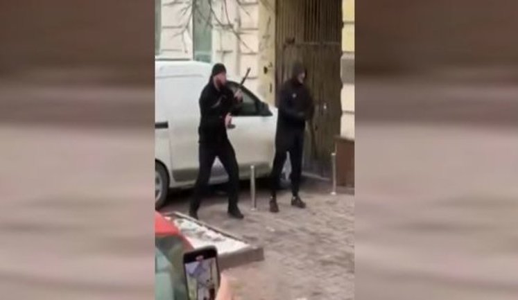 В центре Киева мужчина устроил стрельбу из автомата. ВИДЕО+ФОТО