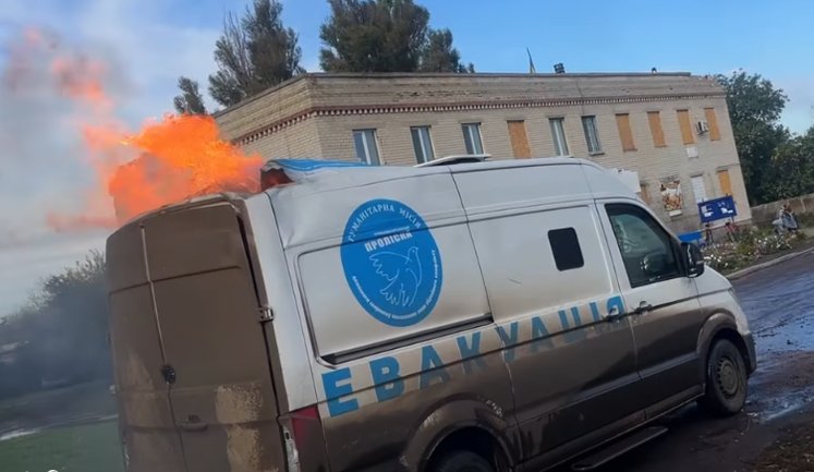 Російський дрон влучив у броньоване авто "Проліски" на Донеччині: волонтери встигли врятуватися