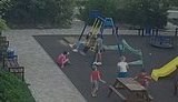 Ребенок напоролся на штырь на детской площадке в Одессе и попал в реанимацию. ВИДЕО