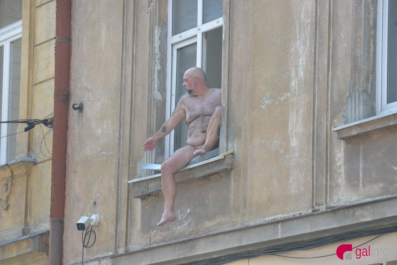 Американець оголений виліз на підвіконня в центрі Львові