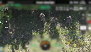 Троє рашистів підняли руки та пішли за українським дроном здаватися у полон. ВIДЕО