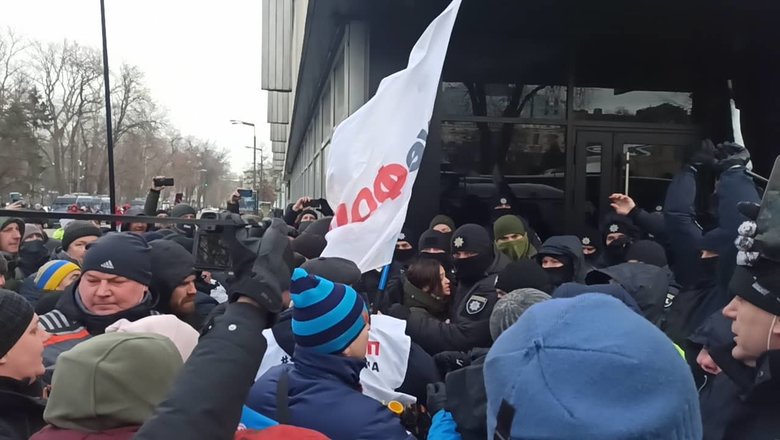 Штовханина між мітингувальниками та правоохоронцями на акції SaveФОП у центрі Києва 07