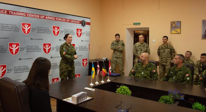 Вы - авангард на восточном фланге, НАТО это должно ценить, - подполковник ВС Канады Мелани Лейк 02