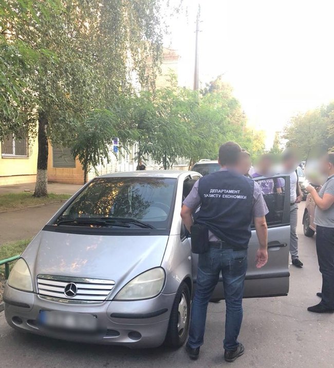 На отриманні хабара в $3 тис. викрито в.о. глави Держгеонадр, - Департамент захисту економіки Нацполіції 02