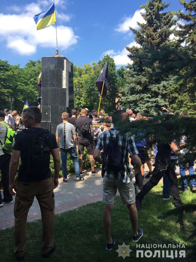 За фактом знесення памятника Жукову в Харкові відкрито два кримінальні провадження, - Нацполіція 01