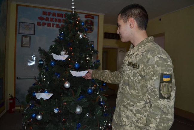 Активісти почали флешмоб на підтримку захоплених РФ українських моряків 02 Активісти почали флешмоб на підтримку захоплених РФ українських моряків 02