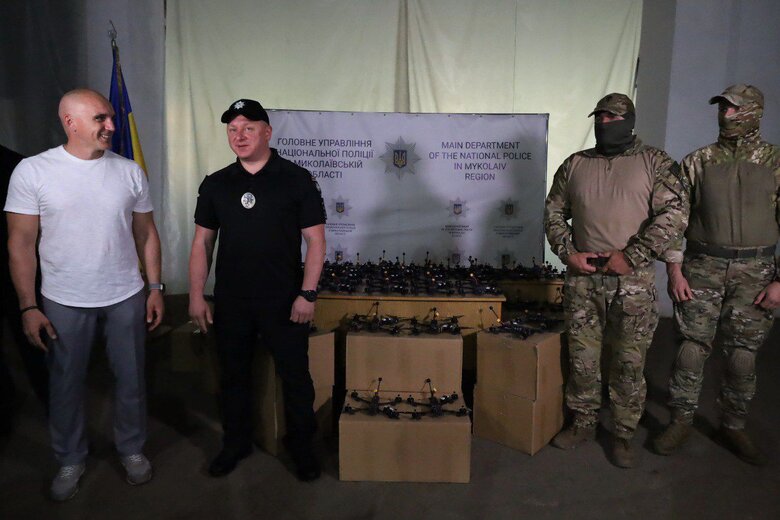 Миколаїв передав партію дронів бійцям спецпідрозділу поліції
