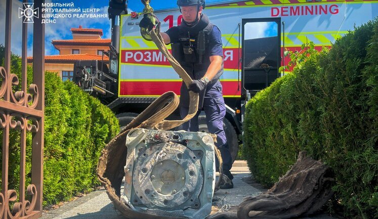 Warhead of downed X-69 missile that fell near house in Kyiv has been neutralised, - State Emergency Service. PHOTOS