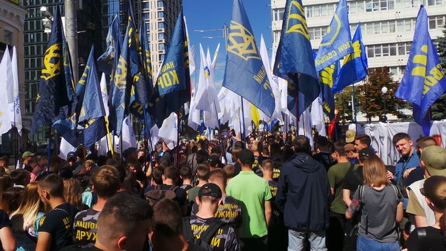 Шибениця, голова Леніна і бійки, - активісти пікетують КС з вимогою не скасовувати закон про люстрацію 08