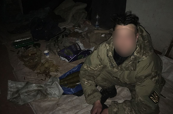 Нацполиция Донетчины обнаружила схрон с боеприпасами и задержала там дезертира, подозреваемого в краже 04 Нацполиция Донетчины обнаружила схрон с боеприпасами и задержала там дезертира, подозреваемого в краже 04
