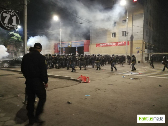 Полиция разогнала акцию протеста в Бишкеке, есть раненые 08
