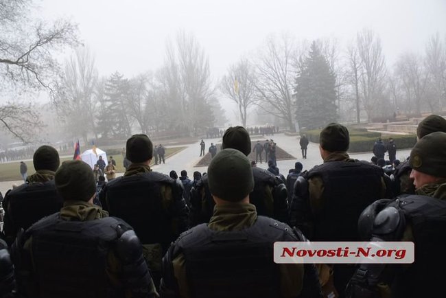 Мітинг за відставку губернатора Савченка в Миколаєві: будівлю облради охороняють сотні силовиків, азовці пройшли всередину, почалися сутички 13