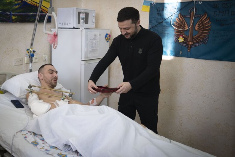 Президент і перша леді у госпіталі вручили пораненим воїнам нагороди