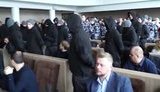 "Які гроші Олійника атошники у тебе брали, свиня?!", - скандальное заседание черкасского горсовета под присмотром людей в балаклавах. ВИДЕО