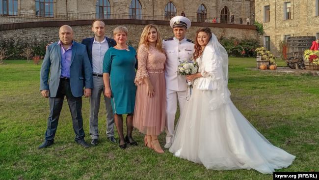 Освобожденный из плена моряк Беспальченко сыграл свадьбу 03