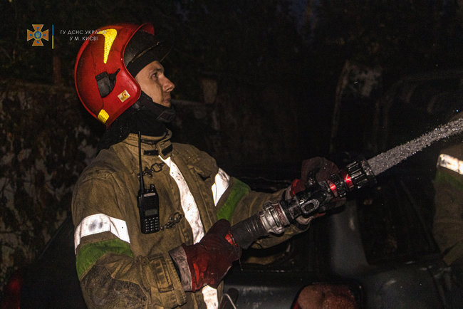 В Киеве сгорел двухэтажный частный дом, огонь повредил три автомобиля, мужчина в крайне тяжелом состоянии доставлен в больницу, - ГСЧС 05