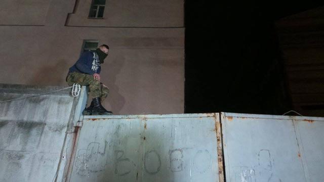 Голово суду, реагуй! - активісти блокують будівлю Соломянського суду через справу Насірова 06