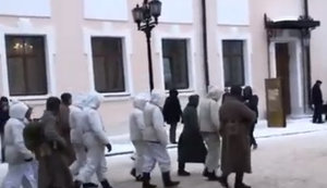 Перемогобісся на марші: центром Новгорода провели "полонених німців". ВIДЕО