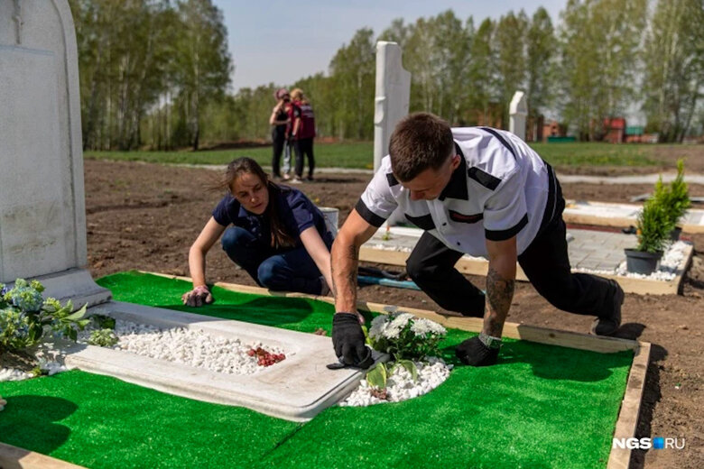В Росії провели конкурс із прикрашання могил 12