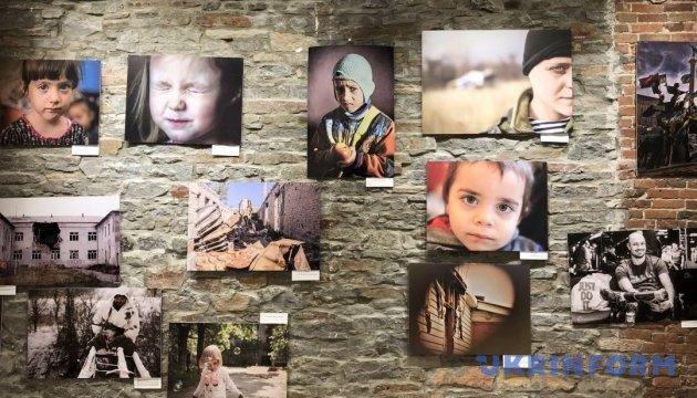 Фотовыставка о событиях на Донбассе Дети войны состоялась в Оттаве 01