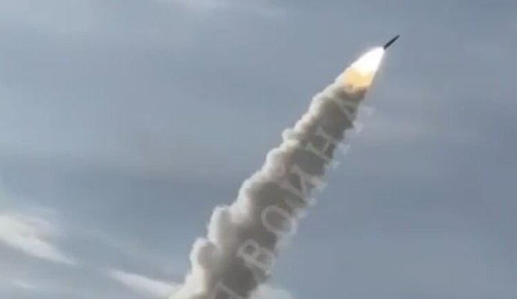 Russian "Pantsir S1" SAM tries to defend latest S-400 "Triumph" air defence system from "HIMARS" strike: "Bitch! It hit me in legs again". VIDEO