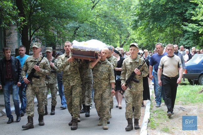 С бойцом 14-й ОМБр Олегом Пушкаруком, погибшим 9 мая на Луганщине, простились на Волыни 11