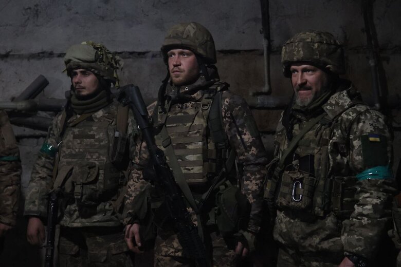 Сирський відвідав підрозділи, які обороняють Бахмут: ворог накопичує сили і не полишає надії захопити місто 03