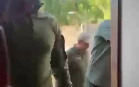 Чоловіки у військовій формі зламали двері й увійшли до будинку у Смілі: Черкаський ТЦК призначив службову перевірку